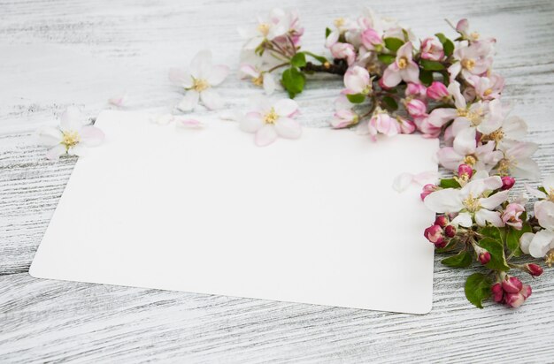 Flores de manzana con tarjeta.