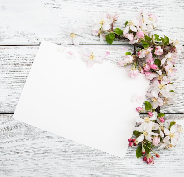 Flores de manzana con tarjeta.