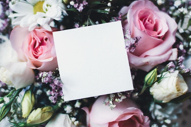 Flores con maqueta de tarjeta de mensaje de papel para evento invitar a boda guardar el espacio de copia de fecha