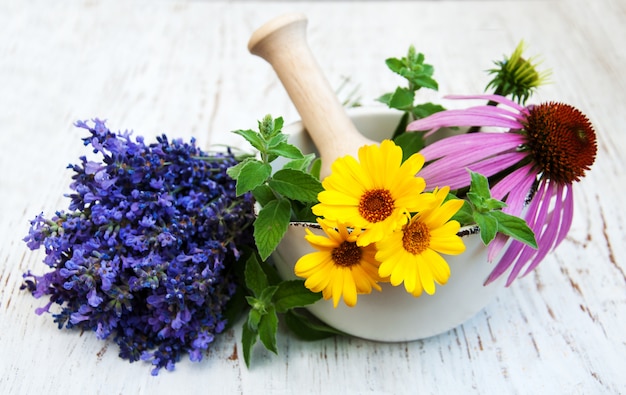 Foto flores medicinales en mortero.