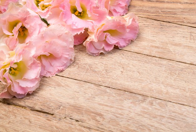 Flores en la mesa de madera envejecida