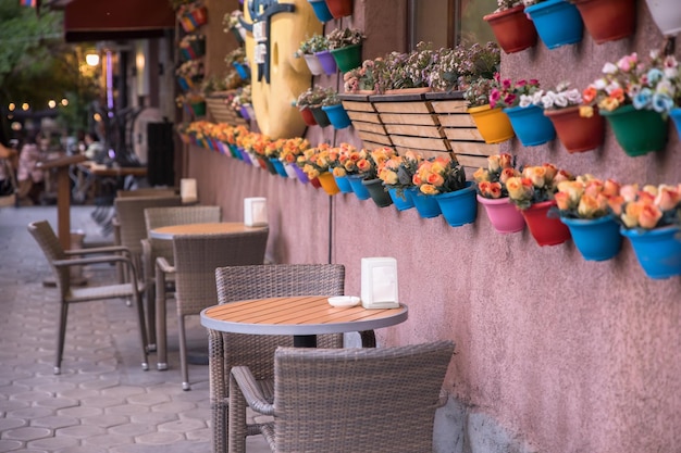 Flores y mesas en la calle cafexA