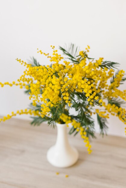 Flores de mimosa amarillas en un jarrón