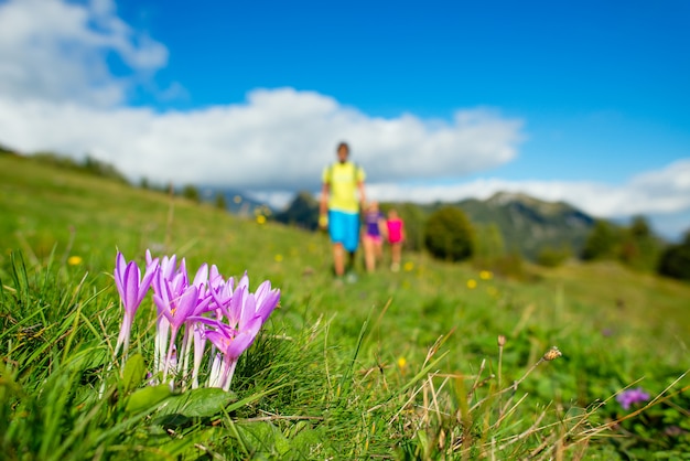 Flores de montaña con familia en una caminata