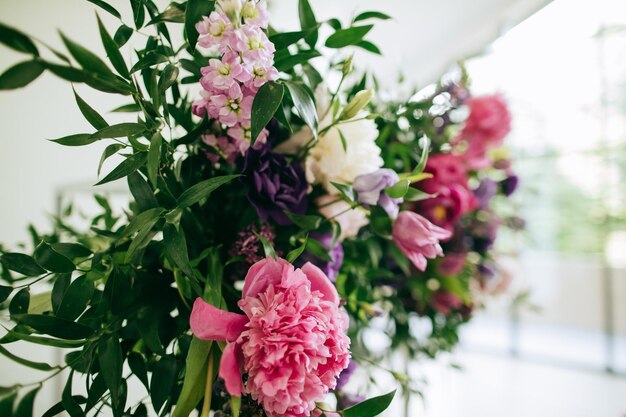 Flores moradas y rosas en la decoración de la ceremonia de boda Colores de boda