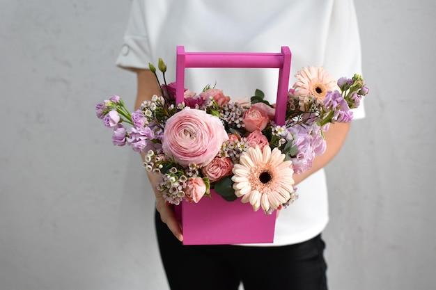 Flores na caixa de chapéu mulher com um buquê de flores catálogo on-line da composição da planta da loja de entrega de flores