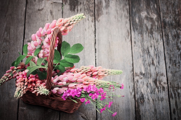 Flores na cesta em fundo antigo