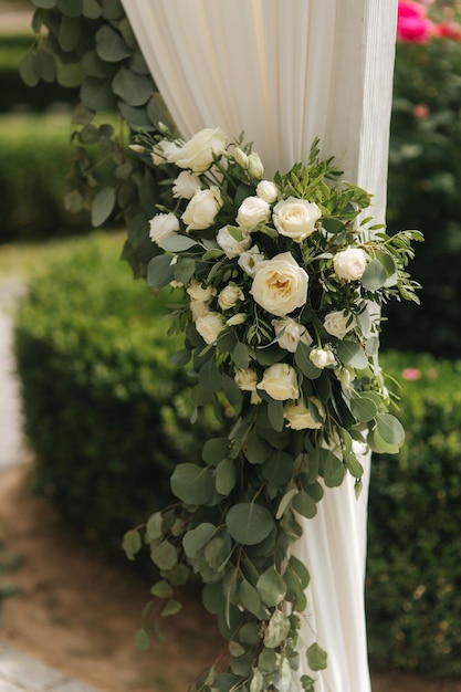 Flores na cor verde e branca do drcor do casamento