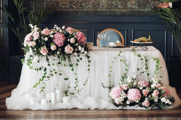 flores na luz solar rosas e vegetação decoração de casamento na luz solar