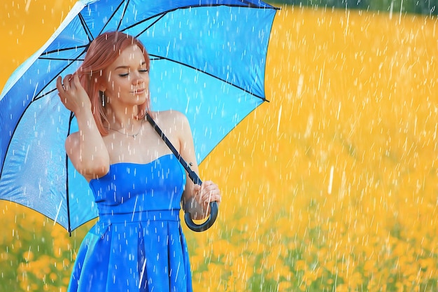 flores de niña de campo de lluvia de verano, hermosa joven en campo de primavera con flores felicidad libertad