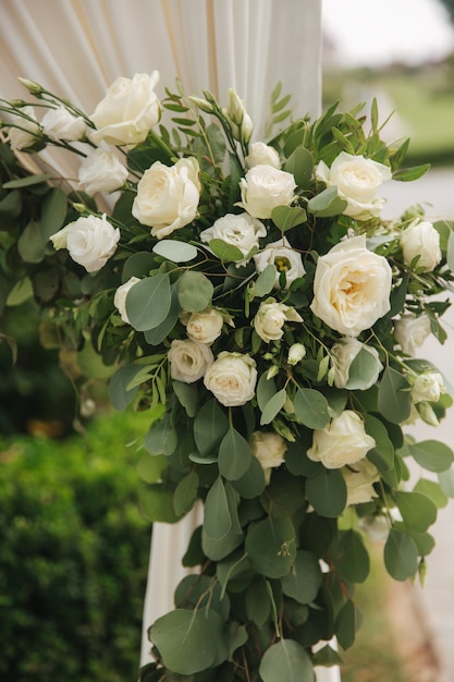 Flores no casamento drcor, verde e cor do pó.