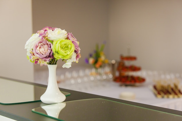 Flores no vaso sobre a mesa, decoração para o evento