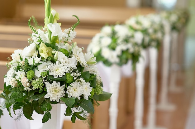 Flores nupciais na igreja