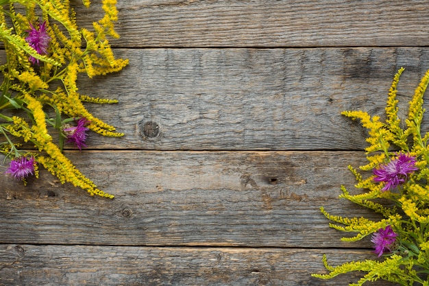 Flores del otoño en fondo rústico de madera. Copia espacio