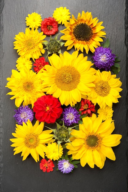 Flores de otoño y girasoles Vista superior de fondo floral colorido