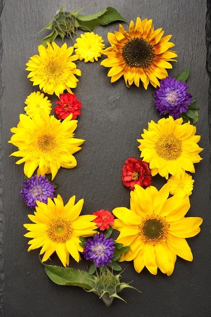 Flores de otoño y girasoles Vista superior de fondo de flores de colores