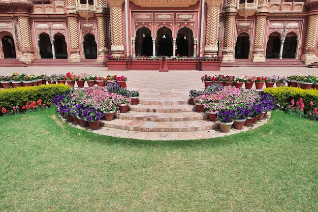 Flores en el palacio de Faiz Mahal en Khairpur Sindh Pakistán