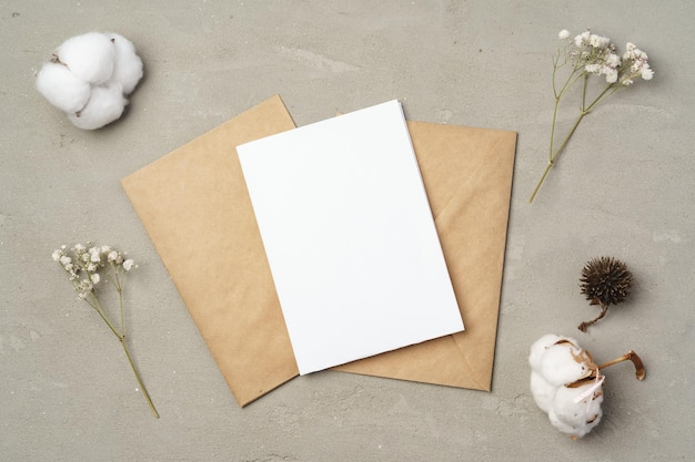 Flores de papel en blanco y sobre sobre una mesa