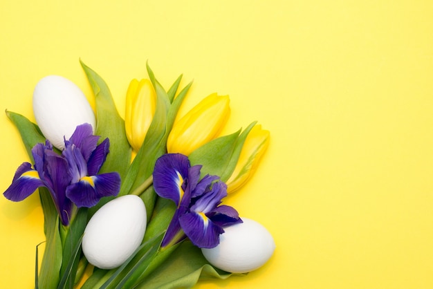 Flores de Pascua y huevos con un espacio de copia