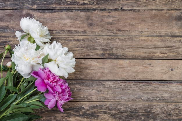 Flores de peonía en estilo rústico