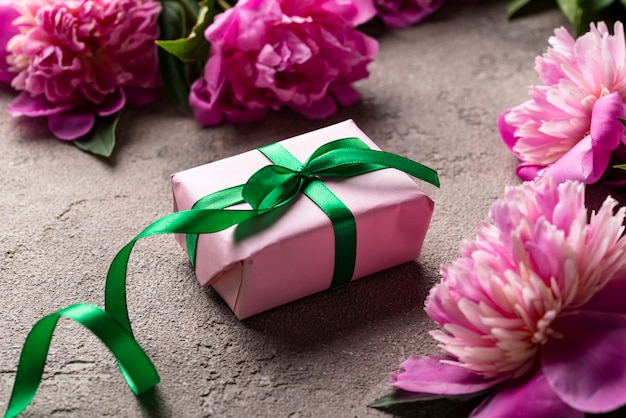 Flores de peonía rosa y caja de regalo.