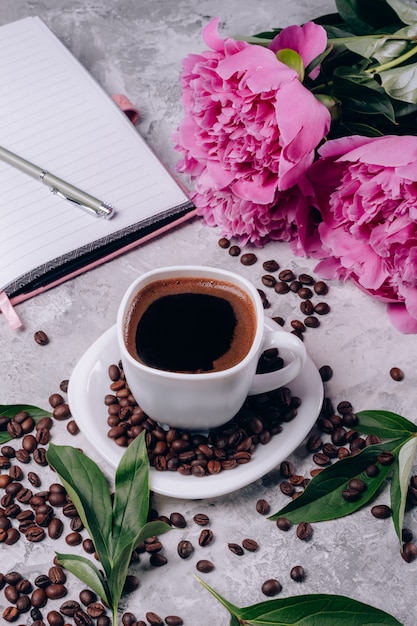 Flores peonías rosa y taza de café