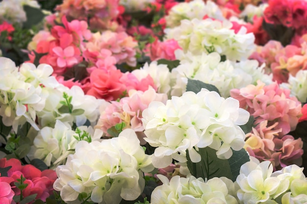 Flores de plástico blanco y rosa.