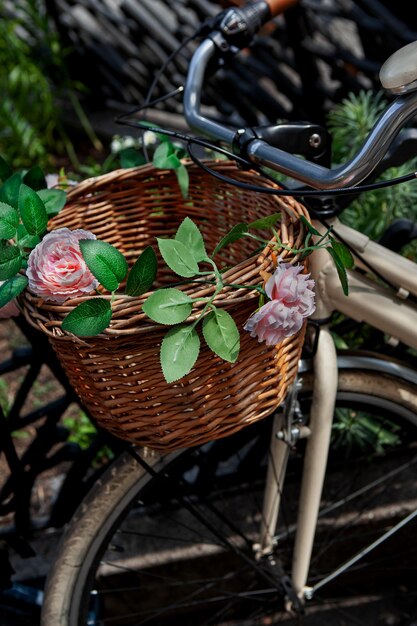 Flores de plástico en una cesta de mimbre.