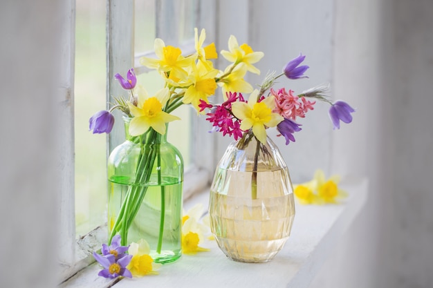 Flores de primavera en el alféizar de la ventana