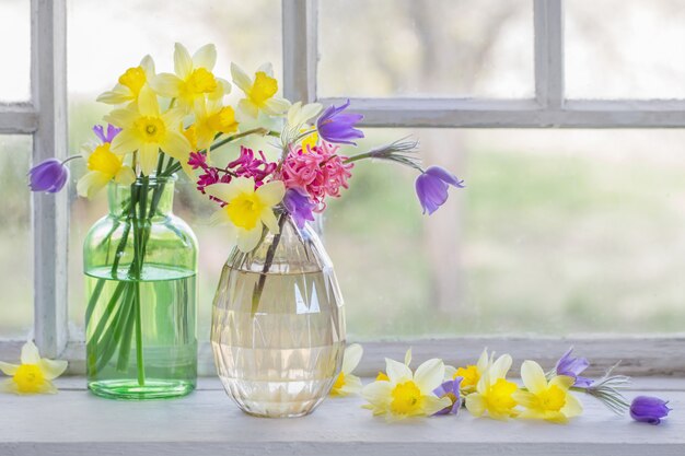 Flores de primavera en el alféizar de la ventana