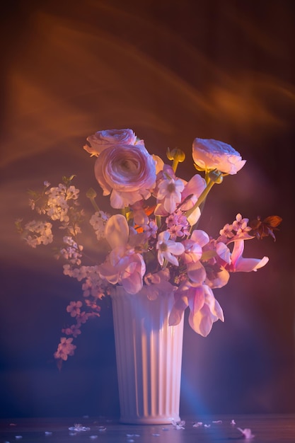 Foto las flores de primavera se cierran en la luz de color