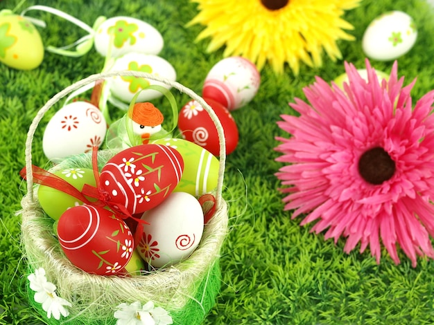 Flores de primavera y coloridos huevos de Pascua.