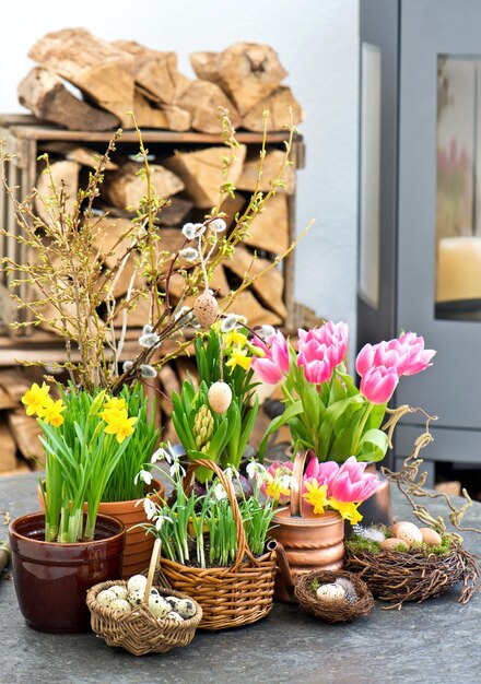 Flores de primavera con decoración de huevos de pascua. flores de tulipanes, campanillas y narcisos