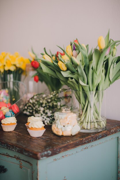 Flores de primavera y dulces