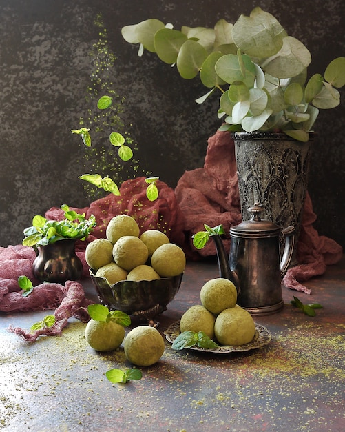 flores de primavera y frasco de perfume