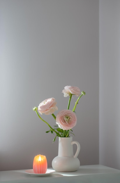 Foto flores de primavera en jarrón en interior moderno blanco