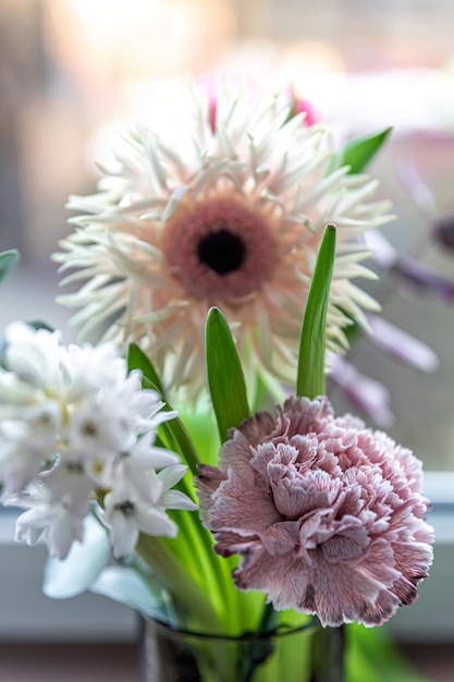 Flores de primavera en un jarrón sobre un fondo borroso