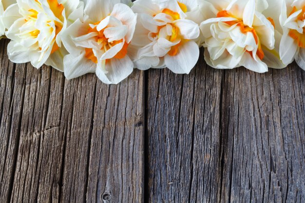 Flores de primavera en la madera