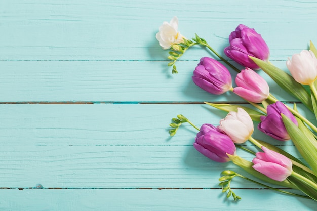 Flores de primavera en la mesa de madera de menta azul