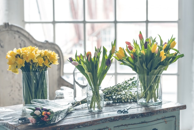 Flores de primavera en una mesa de madera