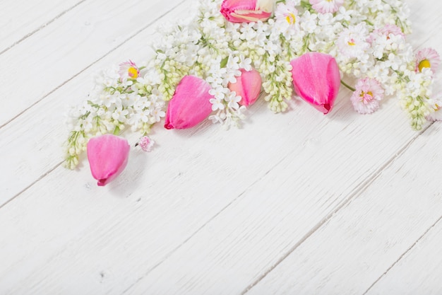 Flores de primavera sobre fondo blanco de madera