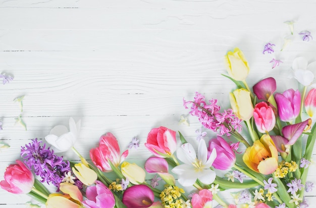 Flores de primavera sobre fondo blanco de madera