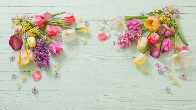 Flores de primavera sobre fondo de madera verde