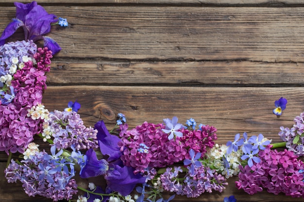 Flores de primavera sobre fondo de madera vieja