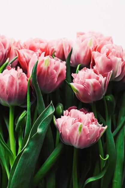 Flores de primavera sobre fondo de mármol como tarjeta de felicitación de regalo de vacaciones y concepto floral flatlay