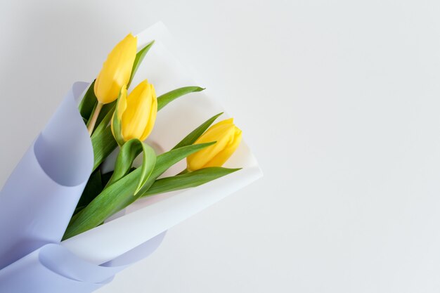 Flores de primavera. Tulipanes frescos, bouquet en estilo minimalista