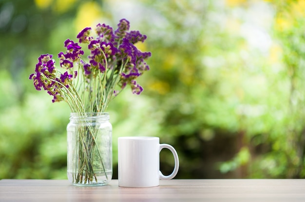 Flores púrpuras en botellas de vidrio