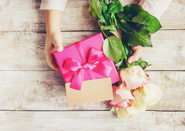 Foto y flores de regalo enfoque selectivo vacaciones y eventos