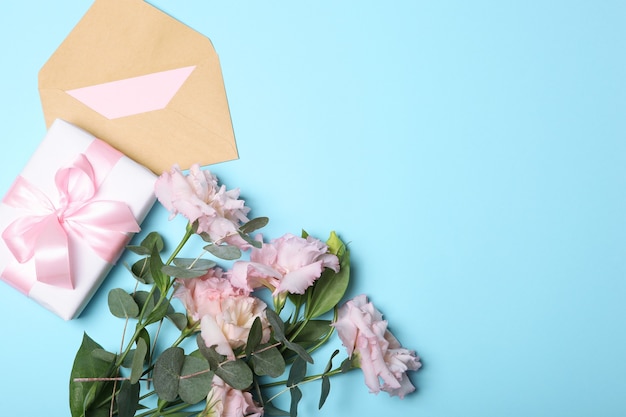 Flores y regalos en la mesa concepto de marzo día de la madre día de la mujer