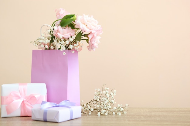 Flores y regalos en la mesa concepto de marzo día de la madre día de la mujer